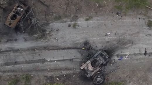 Video z dronu ukazuje zničené ruské tanky na předměstí Kyjeva